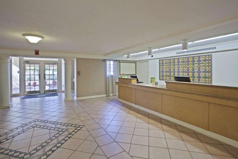La Quinta Inn By Wyndham Phoenix Sky Harbor Airport Tempe Exterior foto